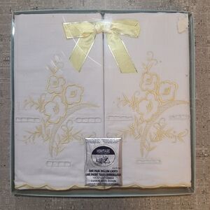 Heritage Pillowcases: Gold, NIB💛